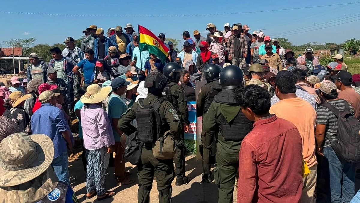Productores condicionan el desbloqueo de la ruta Santa Cruz-Beni al retiro de policías y militares