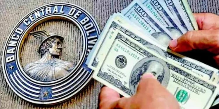 BCB sale a vender dólares a la banca para contener la presión cambiaria
