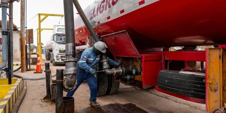 Gobierno garantiza recursos para importar combustibles y asegura el abastecimiento nacional