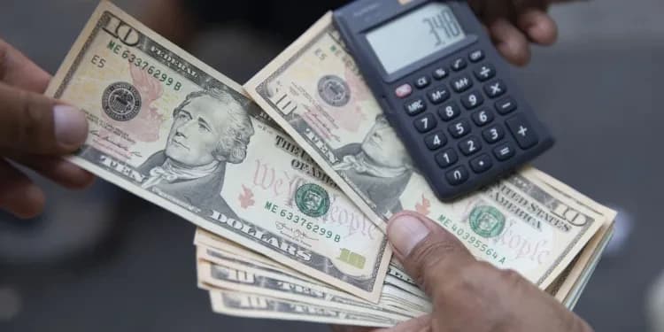 Dólar vuelve a superar los Bs 12 y el BCB prepara anuncios sobre la política cambiaria