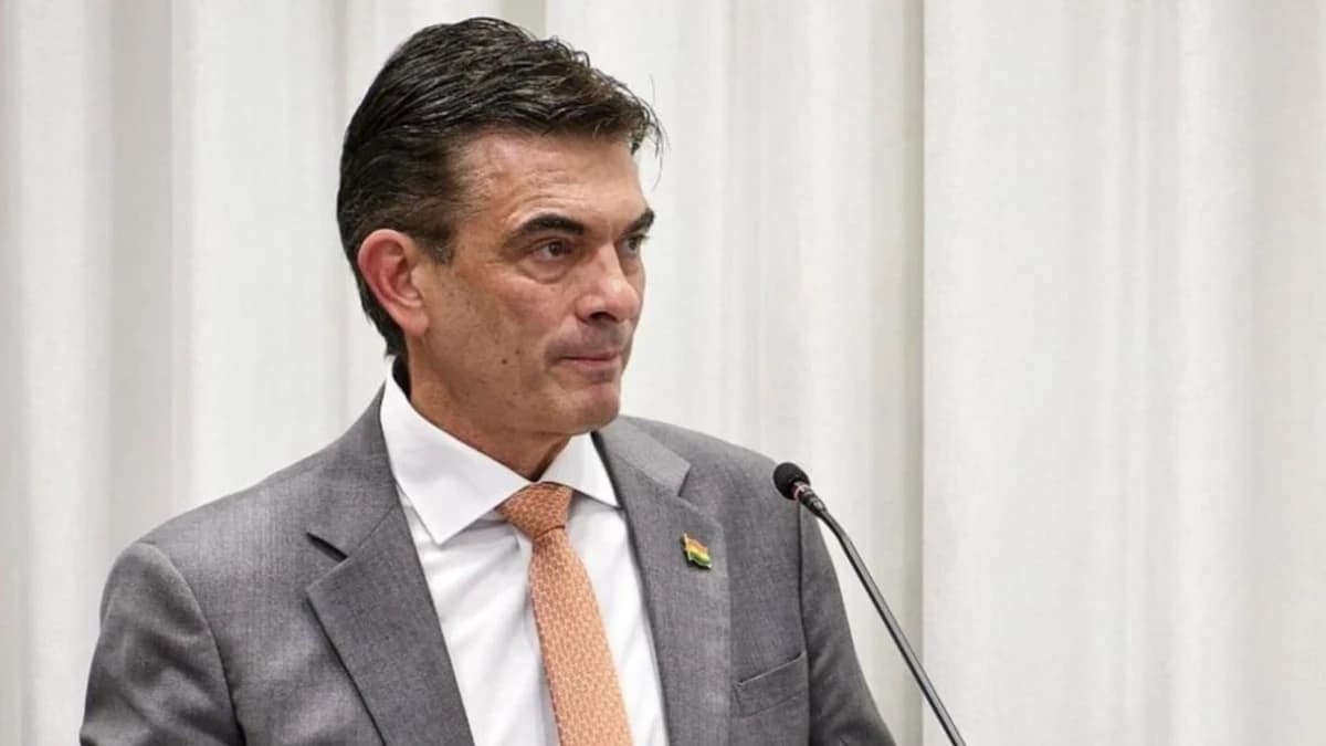 Rodrigo Paz pide al nuevo ministro de Economía "cambiar el rumbo" económico de Bolivia