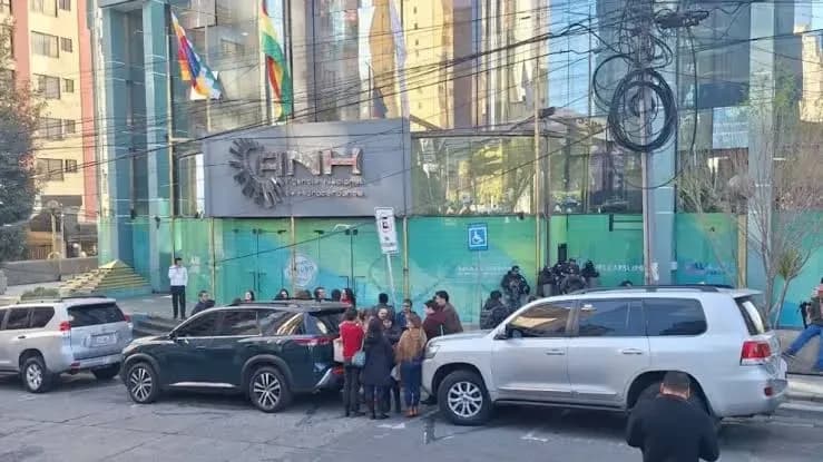 Intervienen la ANH y policías custodian sus oficinas en La Paz